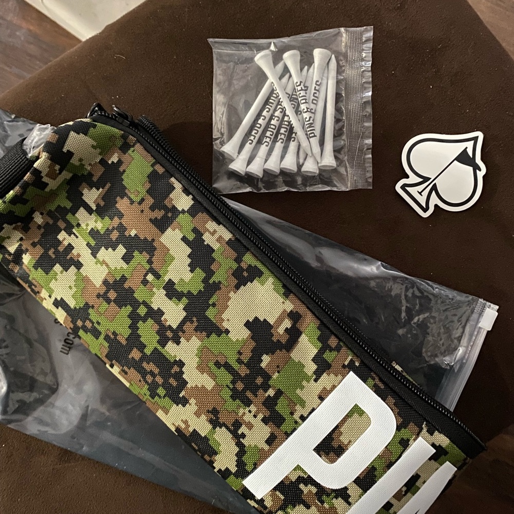 NEW - pins & aces Golf beer bag sleeve